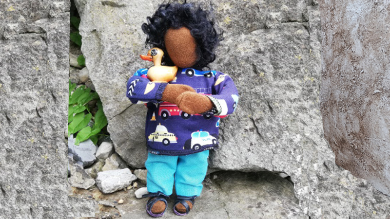 erzaehlfigurenkinder und jugendliche in moderner kleidung