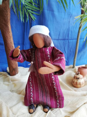 Frau im schönen Stickereikleid