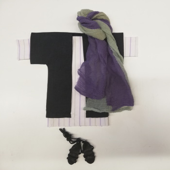 Männerkleidung in ausgefallener Farbkombination mit zweifärbigem Turban