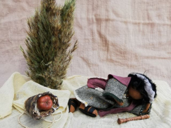 12 cm hoch: Schlafender Hirte mit Flöte und Baum