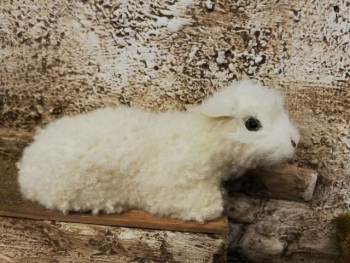 Liegendes Schaf hell aus Echtfell zu 20-30 cm-Figuren