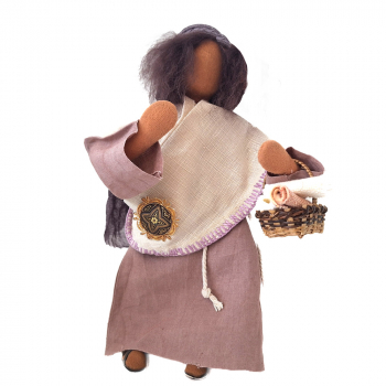 Frau in Altrosa mit besonderem Umhang - Einzelstück