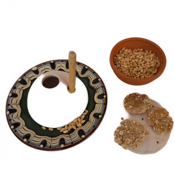 Getreidemühle mit lackiertem Teller und Brotbackplatte