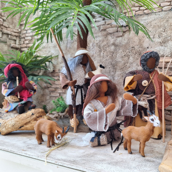 Preview: Junger Hirte im orangen Hemd - Krippenfigur - mit Daumen