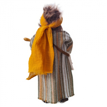 Mann im längsgestreiften Kleid & Tasche & Gefäß