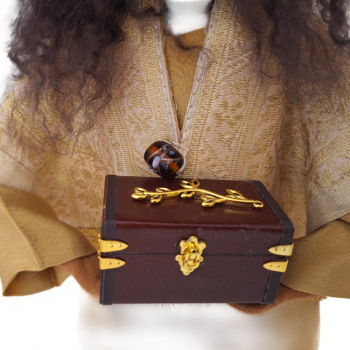 Preview: Handgemachte Schatztruhe - Holz mit Lederüberzug - goldene Schmuckelemente