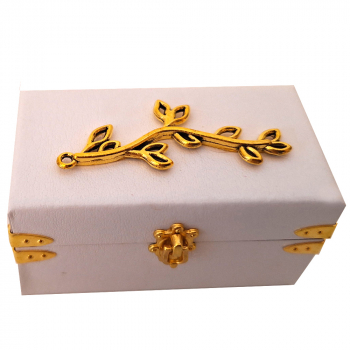 Preview: Handgemachte Schatztruhe - Holz mit Lederüberzug - goldene Schmuckelemente