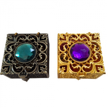 Schatztruhe mit filigranem Stanzmuster