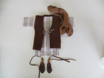 Wollmantel mit besonderer Schließe, Kleid, Turban - Männergarnitur