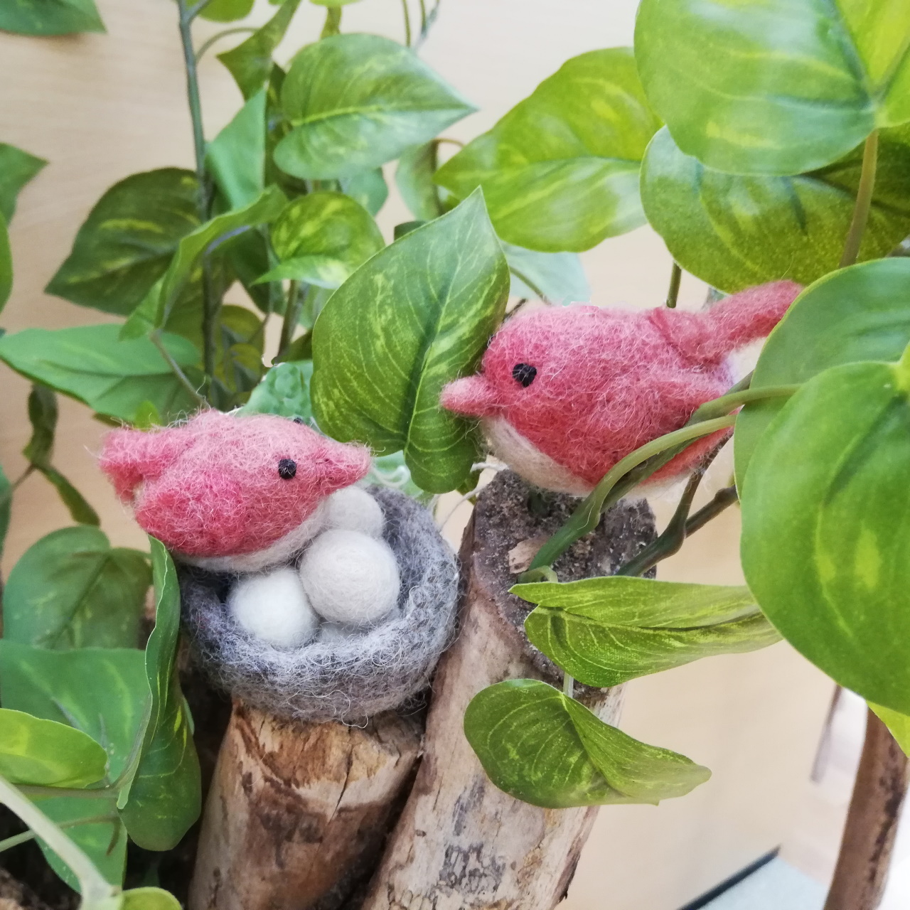 SEIWEI Künstliches Vogelnest Aus Rattan - Deko Mit Eiern Für Garten & Haus