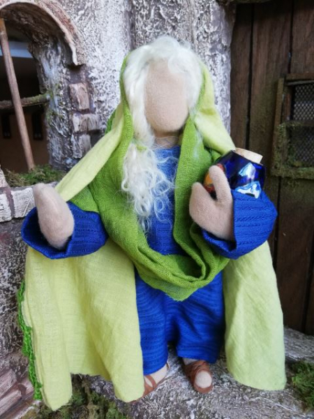 Blonde Frau in blau-grün