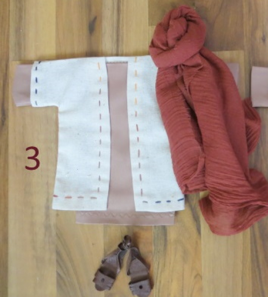 Mantel mit Handstichen und rotbraunem Turban.