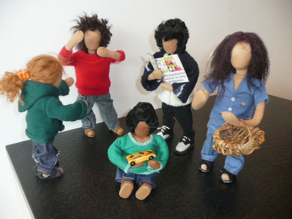 Modern gekleidete Erzählfiguren