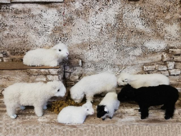Liegendes Schaf hell aus Echtfell zu 20-30 cm-Figuren