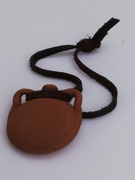 Wasserflasche aus Ton am Lederband