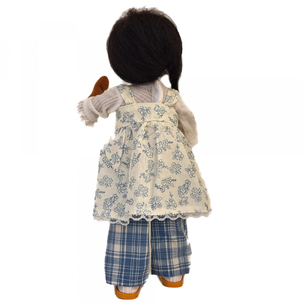 Frauenkleidung modern - zartblaue Karohose mit Bluse, Schürze, Mütze & Ballerinas