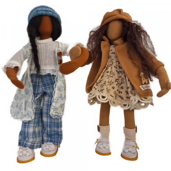 Frauenkleidung modern - zartblaue Karohose mit Bluse, Schürze, Mütze & Ballerinas