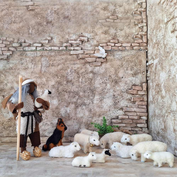 Junger Hirte im orangen Hemd - Krippenfigur - mit Daumen