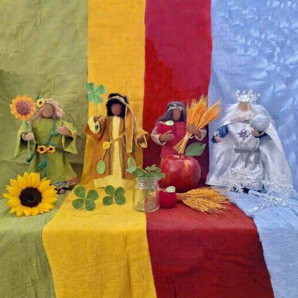 Jahreszeitenfiguren mit Zubehör - Frühling, Sommer, Herbst und König Winter & Tücher als Geschenk