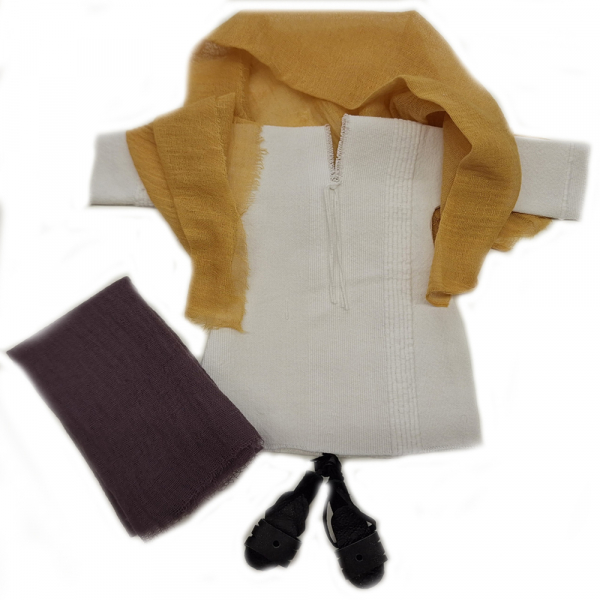 Helles Kleid mit zwei Tüchern