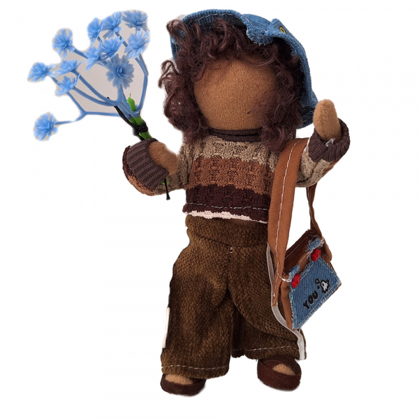 Kleinkind mit Lockenhaar - modern gekleidet