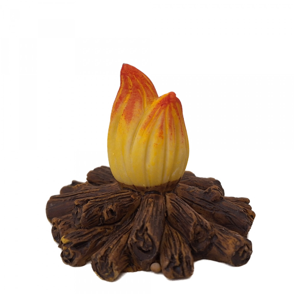 Kleines Lagerfeuer mit großer Flamme