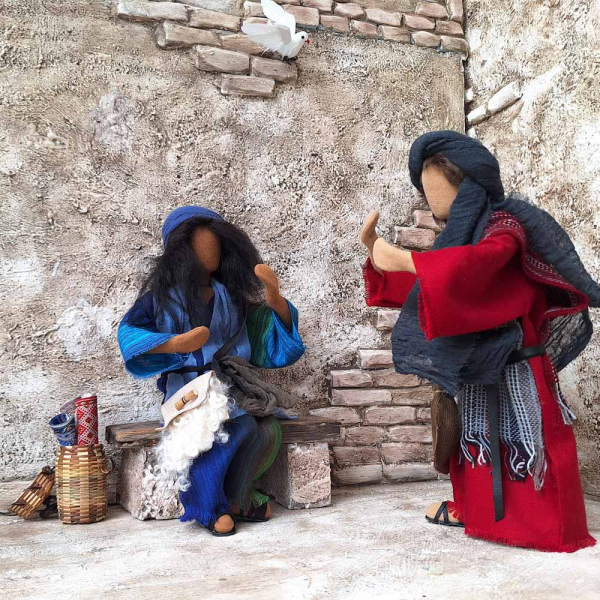 Geflochtener Korb mit 3 Webteppichen