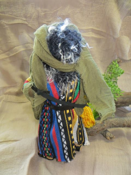 Mann im farbenfrohen Kleid mit Gitarre