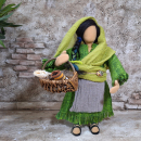 Frau im grünen Kleid mit Korb