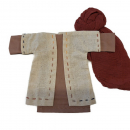 Beiger Mantel mit Handstichen + helles Unterkleid